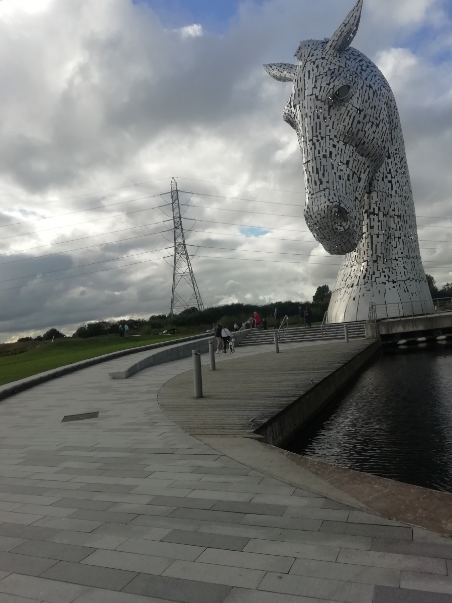Wide-path-at-side-of-Kelpies