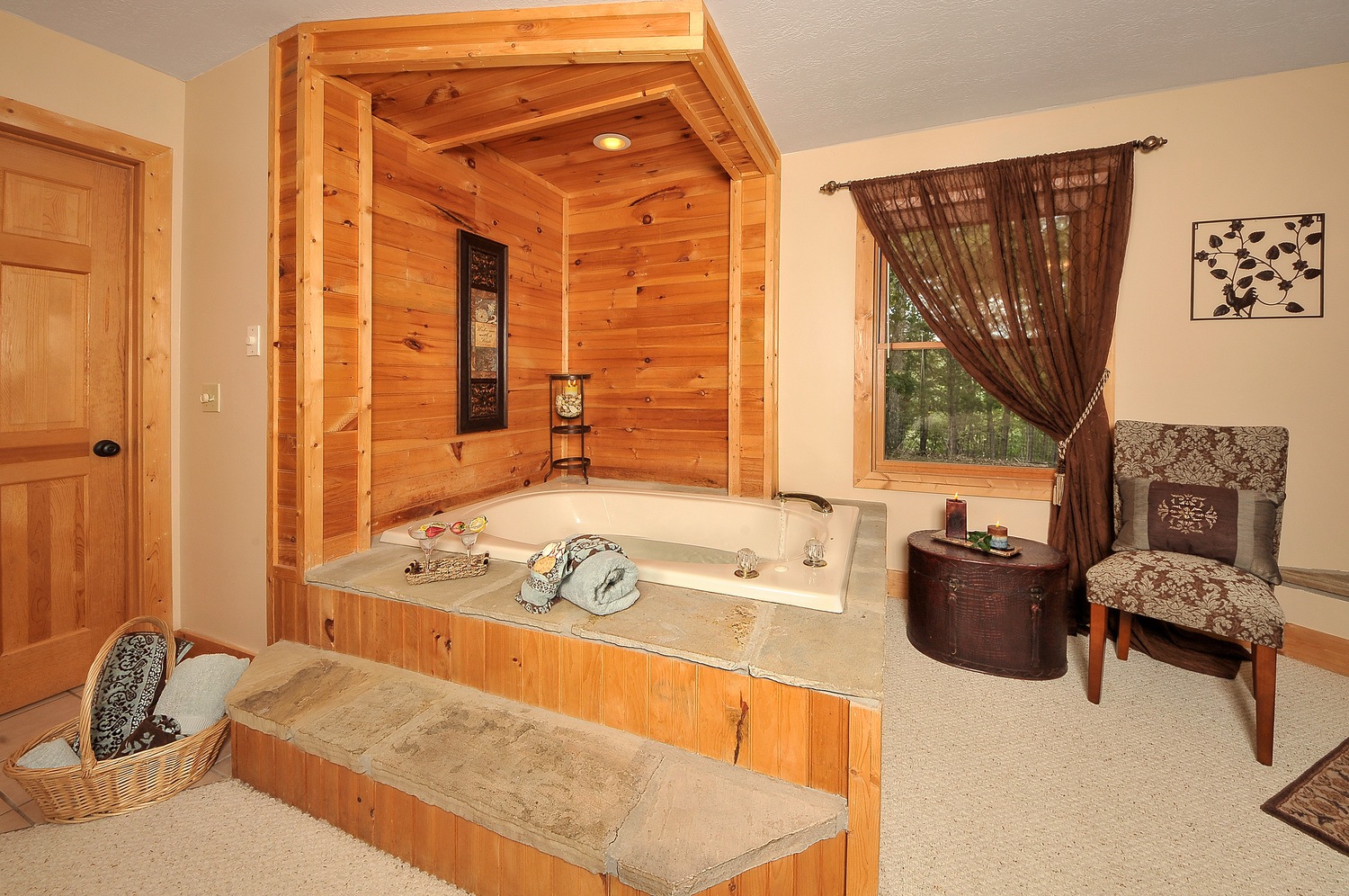 SMS-jacuzzi-main-level-bedroom